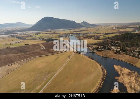 Plaine inondable du fleuve Fraser avec terres agricoles et la prairie de Summas en arrière-plan. Banque D'Images