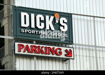 Seattle, États-Unis.17 novembre 2021.Le logo Dick's Sporting Goods est visible sur une boutique à Seattle.Dick's Sporting Goods devrait annoncer des résultats trimestriels en novembre 2021.(Photo de Toby Scott/SOPA Images/Sipa USA) crédit: SIPA USA/Alay Live News Banque D'Images