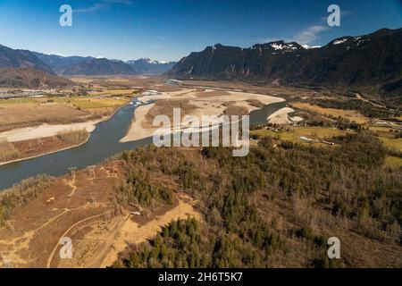 Vue sur la vallée du fleuve Fraser avec l'île Herrling et le mont Cheam en arrière-plan, à proximité des chutes Bridal et du parc provincial Island 22. Banque D'Images