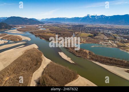 Vue sur la vallée du bas Fraser pendant la période de sécheresse avec la ville de Chilliwack en arrière-plan. Banque D'Images