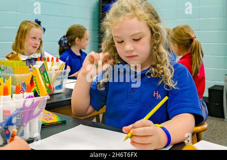 Un deuxième élève travaille sur une affectation en classe, le 21 août 2012, à Columbus, Mississippi. Banque D'Images