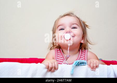 Bébé heureux sautant dans le berceau Banque D'Images