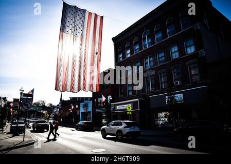 Un grand drapeau américain est suspendu au-dessus de main Street, barre, VT, USA, le Veterans Day. Banque D'Images