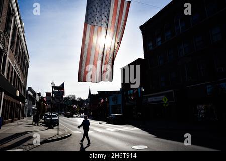 Un grand drapeau américain est suspendu au-dessus de main Street, barre, VT, USA, le Veterans Day. Banque D'Images