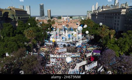 Buenos Aires, Argentine.17 novembre 2021.(NOTE DE LA RÉDACTION : image prise avec un drone)des foules de manifestants descendent dans les rues pendant la manifestation.Il y a quelques jours, en Argentine, il y a eu des élections législatives, le parti au pouvoir du président argentin, Alberto Fernández a perdu et ses partisans ont manifesté en faveur de lui.Crédit : SOPA Images Limited/Alamy Live News Banque D'Images