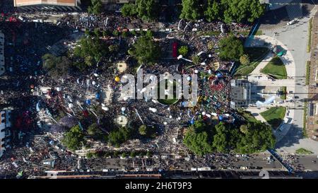 Buenos Aires, Argentine.17 novembre 2021.(NOTE DE LA RÉDACTION : image prise avec un drone)des foules de manifestants descendent dans les rues pendant la manifestation.Il y a quelques jours, en Argentine, il y a eu des élections législatives, le parti au pouvoir du président argentin, Alberto Fernández a perdu et ses partisans ont manifesté en faveur de lui.Crédit : SOPA Images Limited/Alamy Live News Banque D'Images