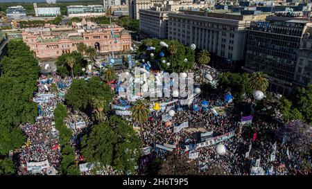 Buenos Aires, Argentine.17 novembre 2021.(NOTE DE LA RÉDACTION : image prise avec un drone)des foules de manifestants descendent dans les rues pendant la manifestation.Il y a quelques jours, en Argentine, il y a eu des élections législatives, le parti au pouvoir du président argentin, Alberto Fernández a perdu et ses partisans ont manifesté en faveur de lui.Crédit : SOPA Images Limited/Alamy Live News Banque D'Images