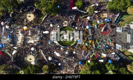 Buenos Aires, Argentine.17 novembre 2021.(NOTE DE LA RÉDACTION : image prise avec un drone)des foules de manifestants descendent dans les rues pendant la manifestation.Il y a quelques jours, en Argentine, il y a eu des élections législatives, le parti au pouvoir du président argentin, Alberto Fernández a perdu et ses partisans ont manifesté en faveur de lui.Crédit : SOPA Images Limited/Alamy Live News Banque D'Images