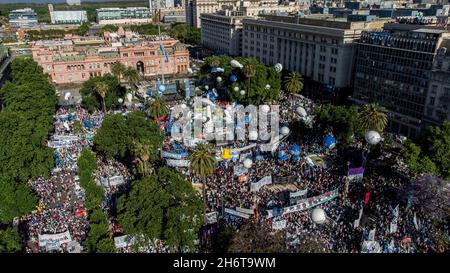 Buenos Aires, Argentine.17 novembre 2021.(NOTE DE LA RÉDACTION : image prise avec un drone)des foules de manifestants descendent dans les rues pendant la manifestation.Il y a quelques jours, en Argentine, il y a eu des élections législatives, le parti au pouvoir du président argentin, Alberto Fernández a perdu et ses partisans ont manifesté en faveur de lui.(Photo de Manuel Cortina/SOPA Images/Sipa USA) crédit: SIPA USA/Alay Live News Banque D'Images