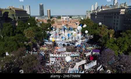 Buenos Aires, Argentine.17 novembre 2021.(NOTE DE LA RÉDACTION : image prise avec un drone)des foules de manifestants descendent dans les rues pendant la manifestation.Il y a quelques jours, en Argentine, il y a eu des élections législatives, le parti au pouvoir du président argentin, Alberto Fernández a perdu et ses partisans ont manifesté en faveur de lui.(Photo de Manuel Cortina/SOPA Images/Sipa USA) crédit: SIPA USA/Alay Live News Banque D'Images