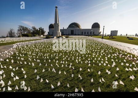 Los Angeles, États-Unis.17 novembre 2021.Le comté de Los Angeles accueille un événement virtuel de trois jours appelé Force Love, pour honorer les vies perdues des citoyens de la région par COVID-19.26,661 petits drapeaux blancs, un pour chaque personne qui a perdu sa vie pendant la pandémie, sont exposés à l'Observatoire Griffith.11/17/2021 Griffith Observatory, Los Angeles, Californie, États-Unis.(Photo de Ted Soqui/SIPA USA) crédit: SIPA USA/Alay Live News Banque D'Images