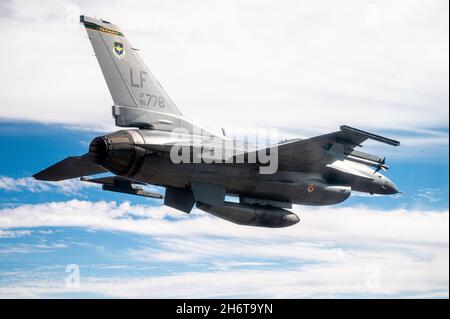 Un faucon de combat F-16 de la US Air Force affecté à la 56e aile de Fighter, Luke Air Force base, Arizona, vole au-dessus de Phoenix pendant le championnat de la série de coupe NASCAR 7 novembre 2021.Les pilotes F-16 affectés aux 56e et 944e FW, qui forment les pilotes F-16 de la US Air Force, ont effectué un survol de formation de 4 navires à la fin de l'hymne national américain au circuit de Phoenix pour lancer la course de championnat.Luke AFB soutient continuellement des partenariats avec diverses organisations autour de l'Arizona, obtenant le soutien de la communauté environnante. Banque D'Images