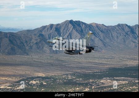 Un faucon de combat F-16 de la US Air Force affecté à la 56e aile de Fighter, Luke Air Force base, Arizona, vole au-dessus de Phoenix pendant le championnat de la série de coupe NASCAR 7 novembre 2021.Les pilotes F-16 affectés aux 56e et 944e FW, qui forment les pilotes F-16 de la US Air Force, ont effectué un survol de formation de 4 navires à la fin de l'hymne national américain au circuit de Phoenix pour lancer la course de championnat.Luke AFB soutient continuellement des partenariats avec diverses organisations autour de l'Arizona, obtenant le soutien de la communauté environnante. Banque D'Images