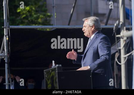 Ciudad de Buenos Aires, Argentine.17 novembre 2021.Le Président de la Nation Alberto FernÃndez prononcera son discours le jour de la militance sur la Plaza de Mayo.(Credit image: © Esteban Osorio/Pacific Press via ZUMA Press Wire) Banque D'Images