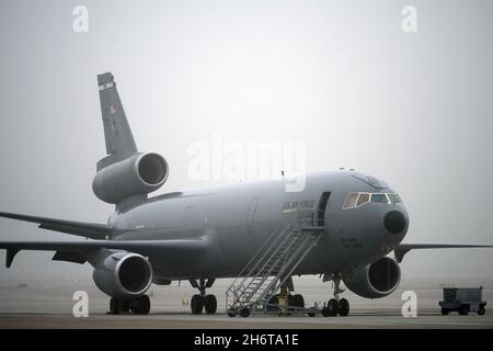 Une rallonge KC-10 est installée sur la ligne de vol le 15 novembre 2021, à la base aérienne de Travis, en Californie.Le KC-10 est le principal avion de ravitaillement en vol de Travis AFB jusqu’à l’arrivée du KC-46 Pegasus en 2023.(É.-U.Photo de la Force aérienne par le premier Airman Jonathon Carnell) Banque D'Images