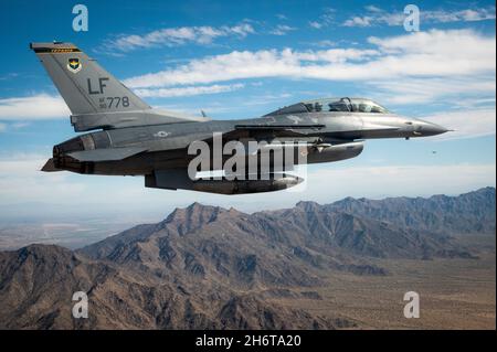 Un faucon de combat F-16 de la US Air Force affecté à la 56e aile de Fighter, Luke Air Force base, Arizona, vole au-dessus de Phoenix pendant le championnat de la série de coupe NASCAR 7 novembre 2021.Les pilotes F-16 affectés aux 56e et 944e FW, qui forment les pilotes F-16 de la US Air Force, ont effectué un survol de formation de 4 navires à la fin de l'hymne national américain au circuit de Phoenix pour lancer la course de championnat.Luke AFB soutient continuellement des partenariats avec diverses organisations autour de l'Arizona, obtenant le soutien de la communauté environnante. Banque D'Images