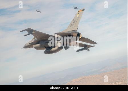 Un faucon de combat F-16 de la US Air Force affecté à la 56e aile de Fighter, Luke Air Force base, Arizona, vole au-dessus de Phoenix pendant le championnat de la série de coupe NASCAR 7 novembre 2021.Les pilotes F-16 affectés aux 56e et 944e FW, qui forment les pilotes F-16 de la US Air Force, ont effectué un survol de formation de 4 navires à la fin de l'hymne national américain au circuit de Phoenix pour lancer la course de championnat.Luke AFB soutient continuellement des partenariats avec diverses organisations autour de l'Arizona, obtenant le soutien de la communauté environnante. Banque D'Images