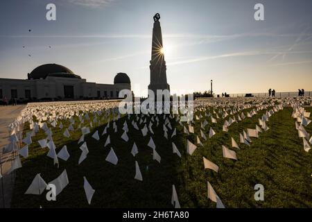 Los Angeles, États-Unis.17 novembre 2021.Le comté de Los Angeles accueille un événement virtuel de trois jours appelé Force Love, pour honorer les vies perdues des citoyens de la région par COVID-19.26,661 petits drapeaux blancs, un pour chaque personne qui a perdu sa vie pendant la pandémie, sont exposés à l'Observatoire Griffith.11/17/2021 Griffith Observatory, Los Angeles, Californie, États-Unis.(Photo de Ted Soqui/SIPA USA) crédit: SIPA USA/Alay Live News Banque D'Images