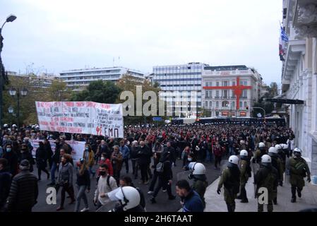 Athènes, Attiki, Grèce.17 novembre 2021.Lors de la marche traditionnelle à l'ambassade américaine pour le ''soulèvement'' de l'Polytechnique, contre le régime de la junte du colonel qui a eu lieu en Grèce en novembre 1973.(Credit image: © Dimitrios Karvountzis/Pacific Press via ZUMA Press Wire) Banque D'Images