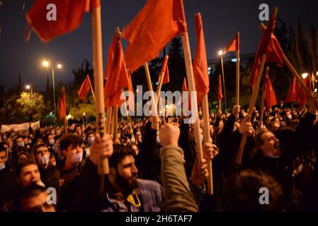 Athènes, Attiki, Grèce.17 novembre 2021.Lors de la marche traditionnelle à l'ambassade américaine pour le ''soulèvement'' de l'Polytechnique, contre le régime de la junte du colonel qui a eu lieu en Grèce en novembre 1973.(Credit image: © Dimitrios Karvountzis/Pacific Press via ZUMA Press Wire) Banque D'Images