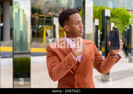 Portrait d'un jeune homme d'affaires africain noir élégant portant des vêtements élégants Banque D'Images