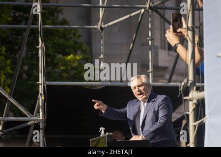 Ciudad de Buenos Aires, Argentine.17 novembre 2021.Le Président de la Nation Alberto FernÃndez prononcera son discours le jour de la militance sur la Plaza de Mayo.(Credit image: © Esteban Osorio/Pacific Press via ZUMA Press Wire) Banque D'Images