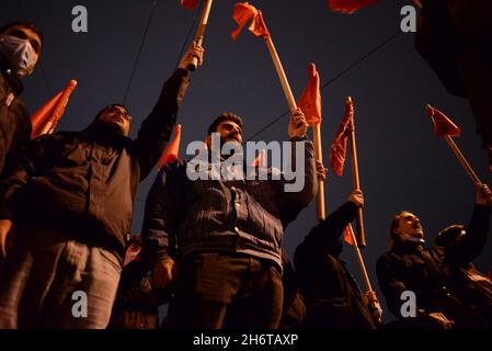 Athènes, Attiki, Grèce.17 novembre 2021.Lors de la marche traditionnelle à l'ambassade américaine pour le ''soulèvement'' de l'Polytechnique, contre le régime de la junte du colonel qui a eu lieu en Grèce en novembre 1973.(Credit image: © Dimitrios Karvountzis/Pacific Press via ZUMA Press Wire) Banque D'Images