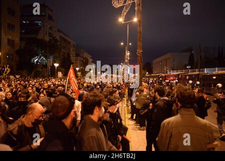 Athènes, Attiki, Grèce.17 novembre 2021.Lors de la marche traditionnelle à l'ambassade américaine pour le ''soulèvement'' de l'Polytechnique, contre le régime de la junte du colonel qui a eu lieu en Grèce en novembre 1973.(Credit image: © Dimitrios Karvountzis/Pacific Press via ZUMA Press Wire) Banque D'Images