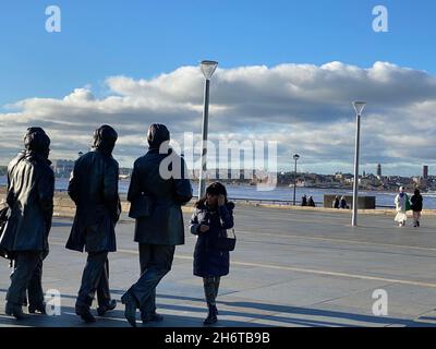 Liverpool, Royaume-Uni.02 novembre 2021.Les touristes regardent les statues des Beatles.Plus de 50 ans après la rupture des Beatles, un nouveau cours d'étude dans leur ville natale de Liverpool rend hommage à l'influence immense du groupe musical mondialement connu sur la culture et la société.(À dpa: 'Nouveau cours d'étude Beatles: 'Fab four changed culture') Credit: Benedikt von Imhoff/dpa/Alay Live News Banque D'Images