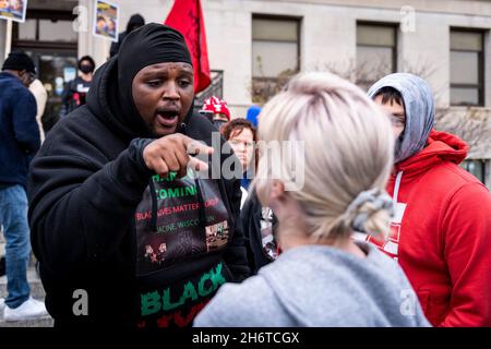 Kenosha, États-Unis.17 novembre 2021.Les manifestants se disputent devant le palais de justice du comté de Kenosha alors que les jurés délibèrent un verdict pour l'affaire Kyle Rittenhouse à Kenosha, DANS LE WISCONSIN, le mercredi 17 novembre 2021.Photographe: Christopher Dilts/Sipa USA crédit: SIPA USA/Alay Live News Banque D'Images