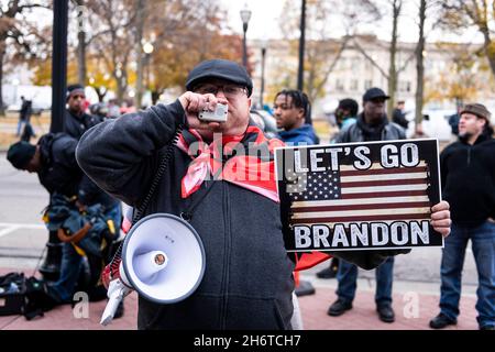 Kenosha, États-Unis.17 novembre 2021.Un partisan de Kyle Rittenhouse utilise un mégaphone à l'extérieur du palais de justice du comté de Kenosha comme jurés délibérés à Kenosha, WISCONSIN, le mercredi 17 novembre 2021.Photographe: Christopher Dilts/Sipa USA crédit: SIPA USA/Alay Live News Banque D'Images