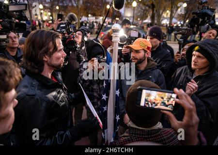 Kenosha, États-Unis.17 novembre 2021.Les manifestants se disputent à l'extérieur du palais de justice du comté de Kenosha alors que les jurés délibèrent un verdict pour l'affaire Kyle Rittenhouse à Kenosha, DANS LE WISCONSIN, le mercredi 17 novembre 2021.Photographe: Christopher Dilts/Sipa USA crédit: SIPA USA/Alay Live News Banque D'Images