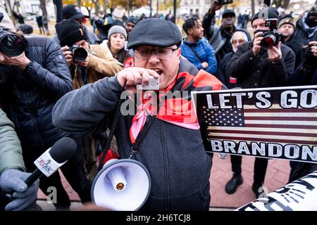 Kenosha, États-Unis.17 novembre 2021.Un partisan de Kyle Rittenhouse utilise un mégaphone à l'extérieur du palais de justice du comté de Kenosha comme jurés délibérés à Kenosha, WISCONSIN, le mercredi 17 novembre 2021.Photographe: Christopher Dilts/Sipa USA crédit: SIPA USA/Alay Live News Banque D'Images