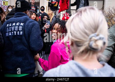 Kenosha, États-Unis.17 novembre 2021.Les manifestants se disputent devant le palais de justice du comté de Kenosha alors que les jurés délibèrent un verdict pour l'affaire Kyle Rittenhouse à Kenosha, DANS LE WISCONSIN, le mercredi 17 novembre 2021.Photographe: Christopher Dilts/Sipa USA crédit: SIPA USA/Alay Live News Banque D'Images