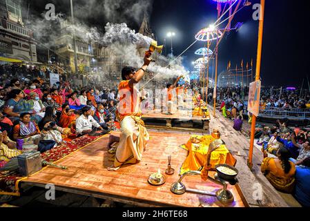 Varanasi, Inde.17 novembre 2021.Des prêtres hindous exécutant la soirée Aarati (prière) à Dashashwamedh Ghat, pendant le Ganga Aarti, un rituel hindou traditionnel et ancien honorant le fleuve Ganges qui se tient sur les rives de la rivière.(Photo par Avishek Das/SOPA Images/Sipa USA) crédit: SIPA USA/Alay Live News Banque D'Images