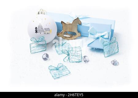 Motifs de Noël et de nouveau-né sur fond blanc enneigé Banque D'Images
