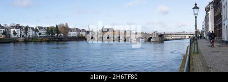 Horizon de Maastricht avec le pont médiéval de Saint-Servatius au-dessus des Maas à Maastricht.Sur la droite, le quai 'Stenenwal' dans le quartier de Wyck Banque D'Images