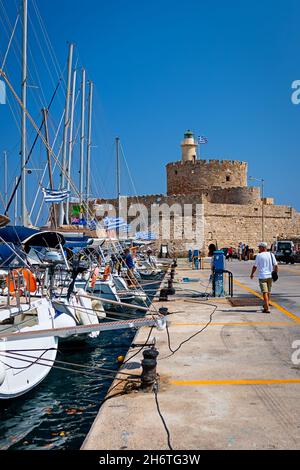 Port de plaisance et forteresse de la ville de Rhodes Banque D'Images