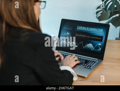 Femme négociant dactylographiant sur ordinateur portable Banque D'Images