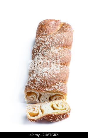 Gâteau à la confiture d'orange biologique maison isolé sur blanc Banque D'Images