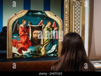 Vienne, Autriche.3 novembre 2021.Un visiteur regarde l'image predella painting, anges avec Veil de Veronica, ou Sudarium (latin pour la sueur-tissu), vers 1521, fait par Wolf Huber, cathédrale Saint-Nicolas, Feldkirch, pendant l'exposition de l'âge de Dürer, en Autriche à la porte de la Renaissance dans le musée Belvedere.(Credit image: © Igor Golovniov/SOPA Images via ZUMA Press Wire) Banque D'Images