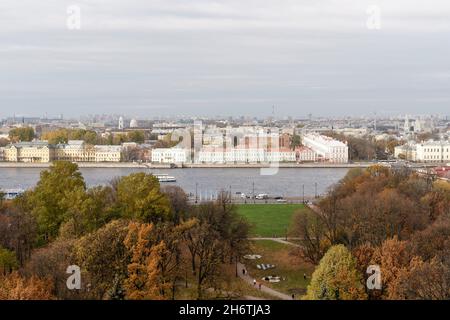 Panorama de Saint-Pétersbourg depuis la hauteur du fond.Vue sur les toits de Saint-Pétersbourg en automne.Centres d'intérêt et centre-ville.Photo de haute qualité Banque D'Images