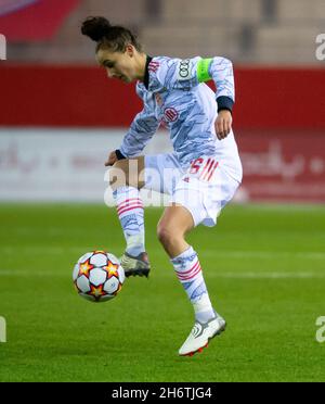 Munich, Allemagne.17 novembre 2021.Football, femmes : Ligue des champions, Bayern Munich - Olympique Lyon, groupe D, match 4, campus du FC Bayern.Lina Magull du Bayern joue le ballon.Credit: Sven Hoppe/dpa/Alay Live News Banque D'Images