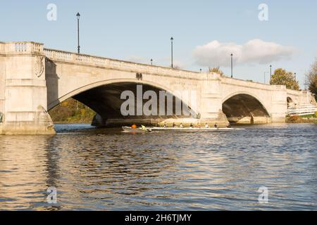 Un bateau à rames à huit rames en boîte passant sous le pont Chiswick sur l'A316, à Chiswick, à l'ouest de Londres, en Angleterre, au Royaume-Uni Banque D'Images