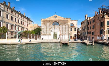 L'église SR Geremia ou Chiesa di San Geremia à Venise.Les Vénitiens et les touristes marchent sur le trottoir.Journée ensoleillée avec ciel bleu. Banque D'Images