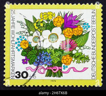 ALLEMAGNE - VERS 1974 : un timbre imprimé en Allemagne Berlin montre le bouquet de fleurs du printemps, vers 1974 Banque D'Images