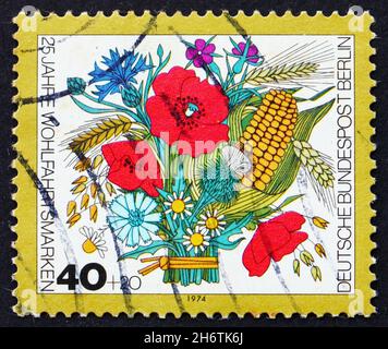 ALLEMAGNE - VERS 1974: Un timbre imprimé en Allemagne Berlin montre le bouquet de fleurs d'automne, vers 1974 Banque D'Images