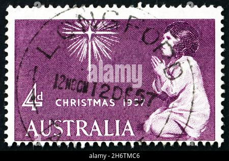 AUSTRALIE - VERS 1957 : un timbre imprimé en Australie montre enfant et étoile de Bethléem en prière, Noël, vers 1957 Banque D'Images