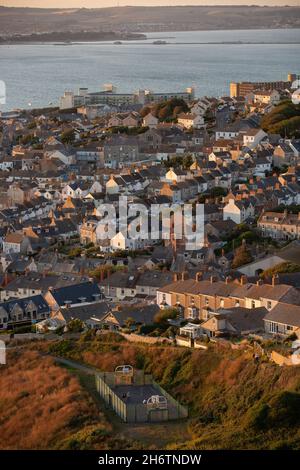 Coucher de soleil sur des rangées de maisons en terrasse le 20 juillet 2020 à Portland, Dorset, au Royaume-Uni.Photo de Sam Mellish Banque D'Images