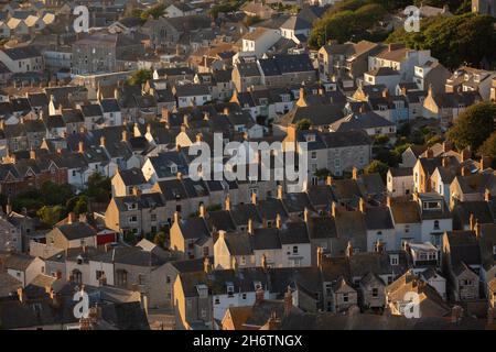 Coucher de soleil sur une rangée de maisons en terrasse le 20 juillet 2020 à Portland, Dorset, au Royaume-Uni.Photo de Sam Mellish Banque D'Images